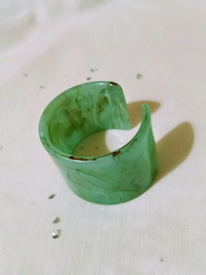 Green bracelet large cuff style made of acrylic resin new