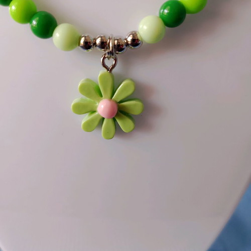 Handmade green beaded spring and summer necklace new