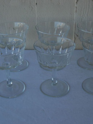 Champagne glass set like new, six pieces