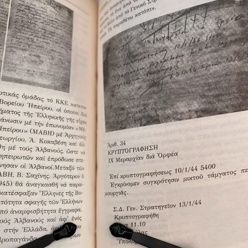O Laos Xechná Ti Siménei Aristera book used, history, Greek