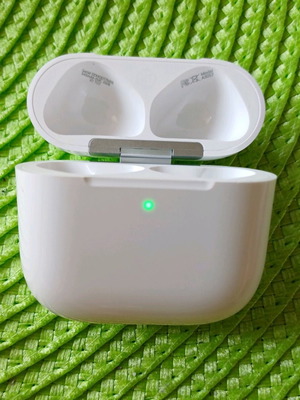 Charging case for Pods 4 like new