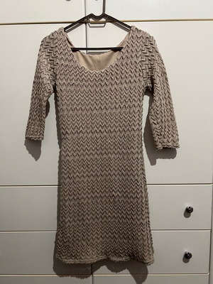 Γυναικείο φόρεμα μπεζ like new, κατάλληλο για κάθε εποχή