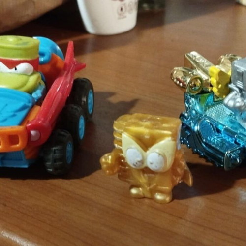 Superzings figures pack of 3 with 2 vehicles used, excellent condition