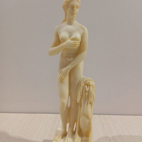 Alabaster statue Kori in like new condition, height 24.5 cm