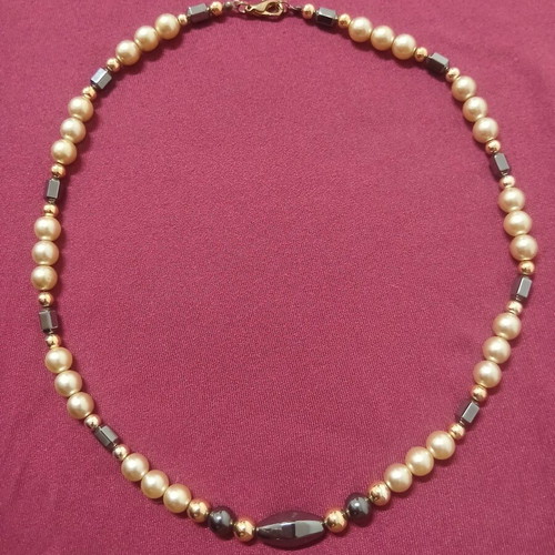 Women's necklace with pearls like new