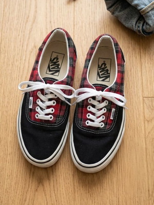 Vans Era 39 σαν καινούργιο, μαύρο και κόκκινο