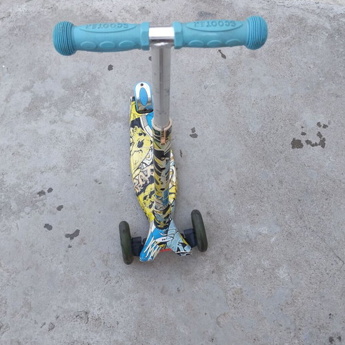 ScooTer kids' three-wheel scooter with LED light-up wheels