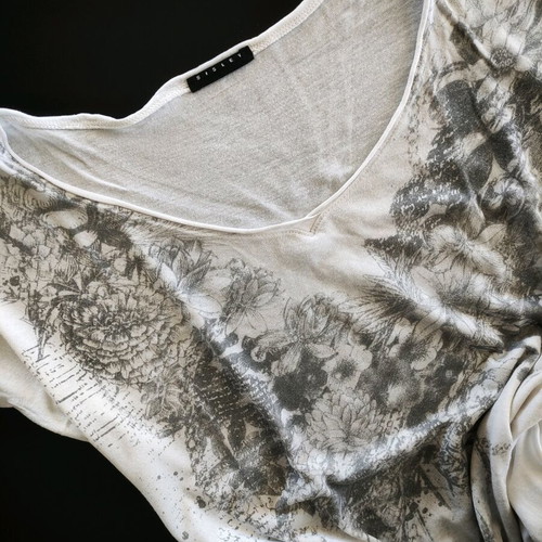Sisley short-sleeve t-shirt like new with floral print and V-neck