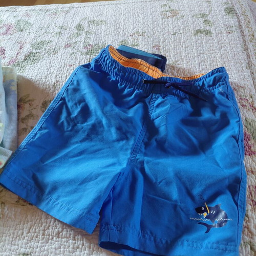 Admiral boys' swimwear set size 6 years like new, 3 swimsuits and poncho