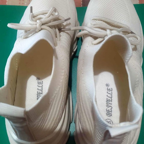 Sneakers women's size 39 beige cream with elastic breathable fabric like new