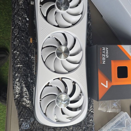 RTX 4090 24GB Zotac graphics card like new with original box