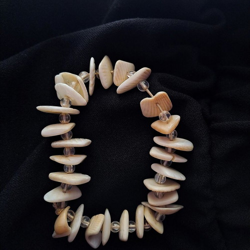 Shell bracelet like new, elastic, beige