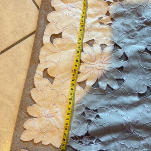 Vintage table linens set of 3 in very good condition