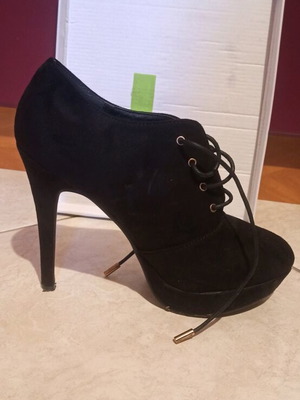 Booties with heel and laces like new, black, size 40