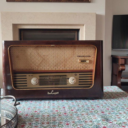 Vintage Antique Radio like new