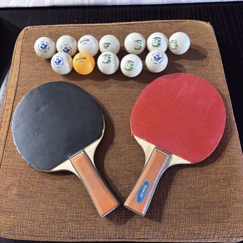 Table tennis set with 2 paddles and 12 balls