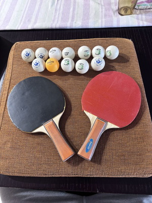 Table tennis set with 2 paddles and 12 balls