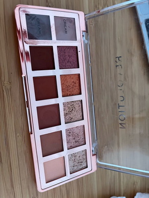 Makeup Revolution The True Icon eyeshadow palette like new
