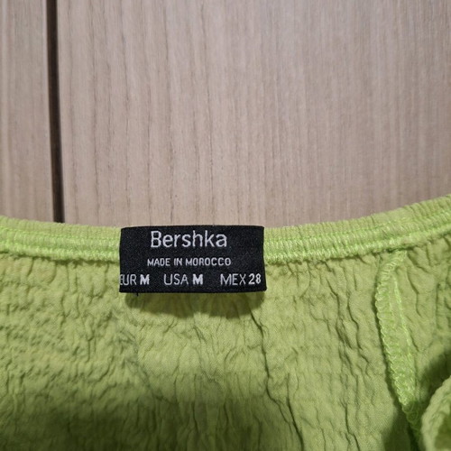 Bershka light green top with puff sleeves and zipper, new size M