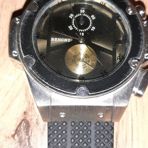 Men's wristwatch like new with decorative hands and scratch-resistant glass