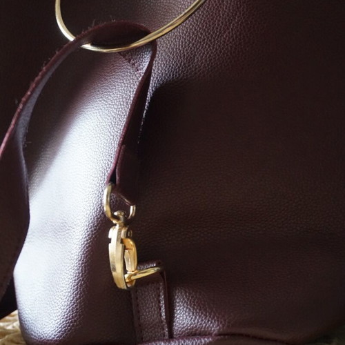 Women's burgundy shoulder bag like new with gold ring detail