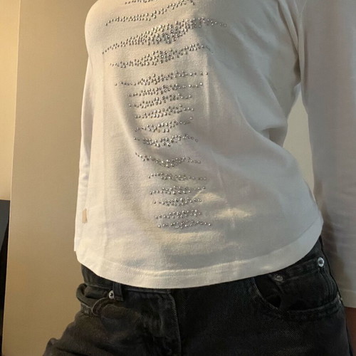 White long sleeve T-shirt with ring stones like new, size M