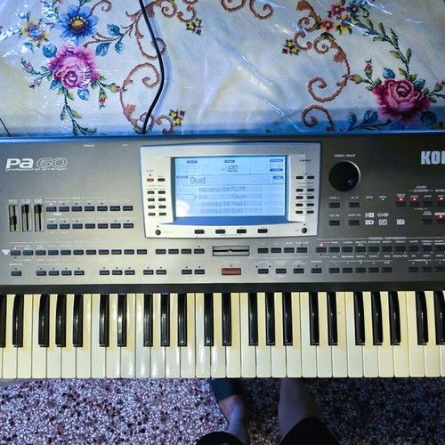 KORG PA60 and YAMAHA PSR8000 keyboards used with 50-60 floppy disks and accessories