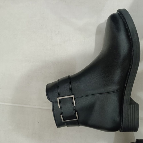 Black leather ankle boots size 39 like new
