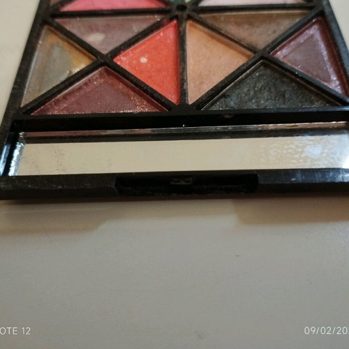 Luyisi eyeshadow glitter palette used with 32 colors