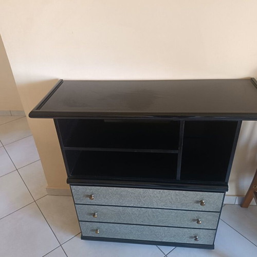 Retro wooden chest of drawers with 3 spacious drawers