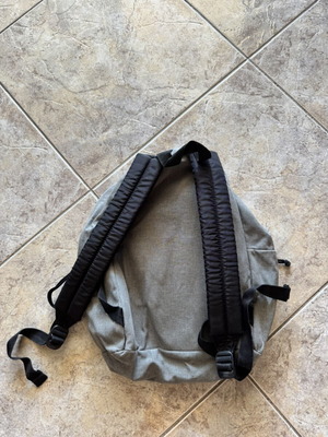 Τσάντα Eastpak μεταχειρισμένη, γκρι απόχρωση με σχέδια γκράφιτι