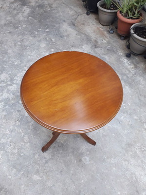 Кръгла маса употребявана, размери 0.47×0.60 м