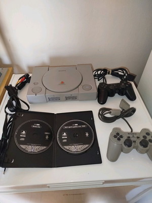 PlayStation 1 употребяван с кабели, две демо и два контролера
