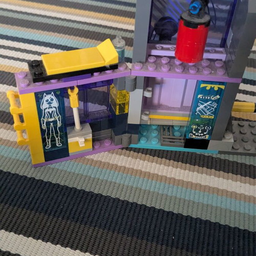 LEGO DC Super Hero Girls 41237 Batgirl Secret Bunker set with figures and vehicle