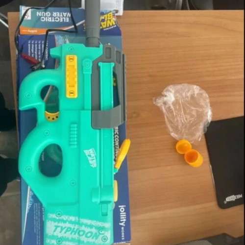Rechargeable water gun
