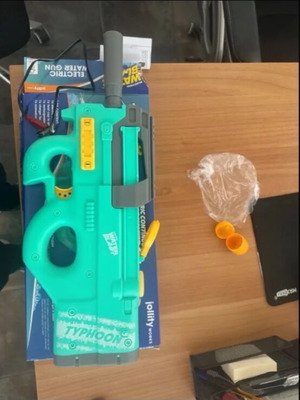 Rechargeable water gun