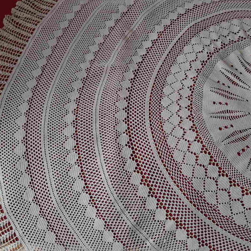 Round knitted tablecloth like new, 2 meters diameter