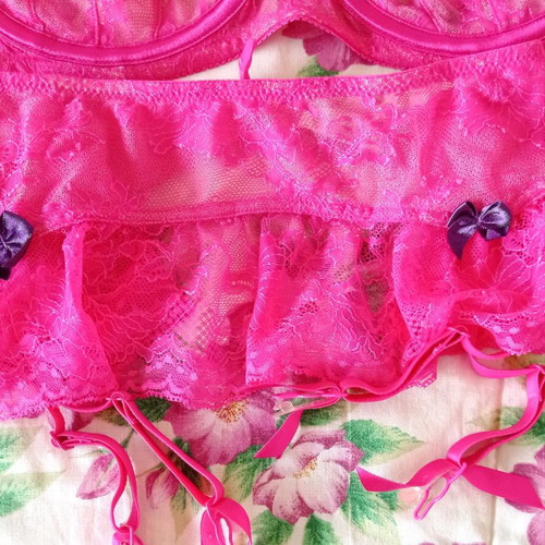Victoria's Secret set XL fuchsia with full coverage bra 38D and garters