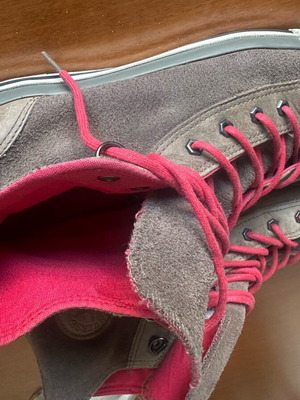 Leather men's All Star 42.5 with red laces, like new