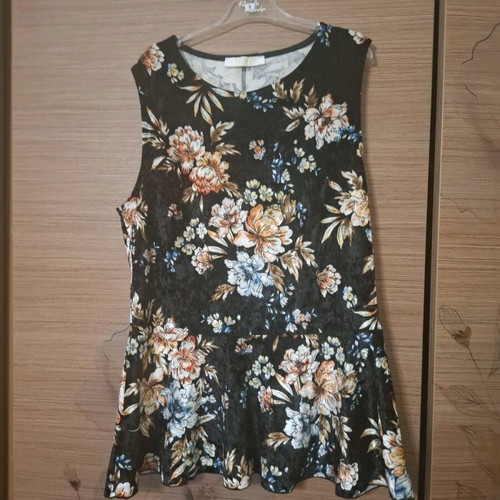 BIMBA sleeveless velvet blouse with large flowers, like new