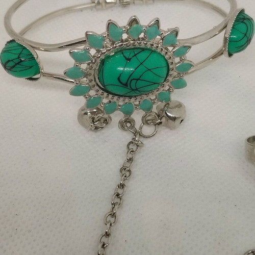 Bracelet ring used with emerald-colored stones