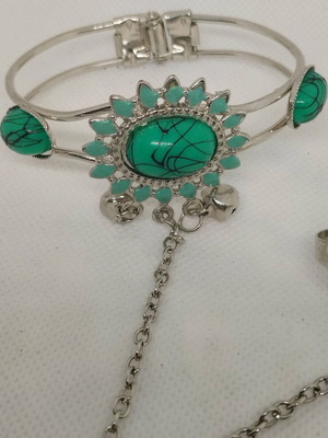 Bracelet ring used with emerald-colored stones