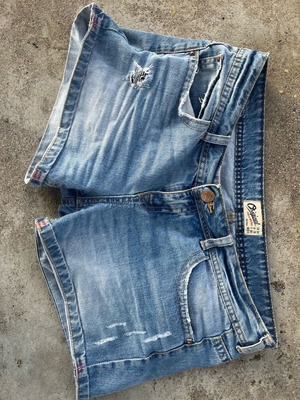 Γυναικείο τζιν σορτσάκι Bershka μεταχειρισμένο, μέγεθος 38, μπλε