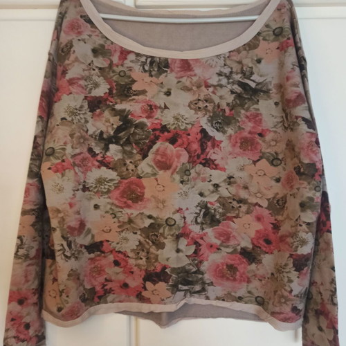 Slim hoodie with flowers in khaki shades one size