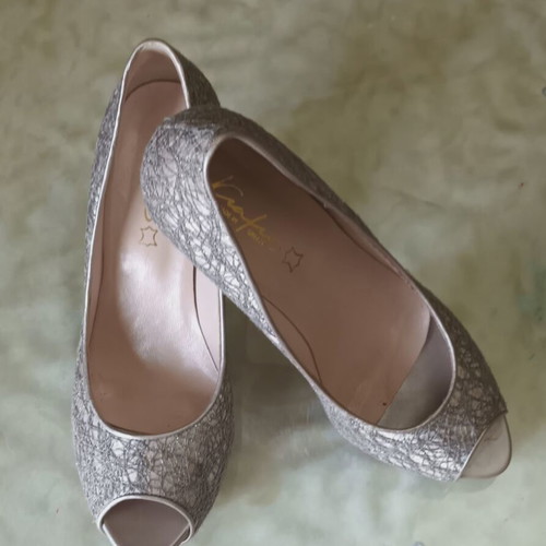 Leather peep toe pumps silver like new, size 40