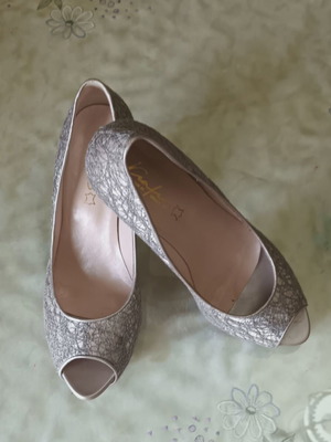 Leather peep toe pumps silver like new, size 40
