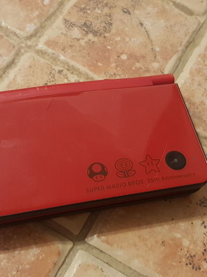 Nintendo DSi XL Super Mario Bros 25th Anniversary μεταχειρισμένη, σπασμένη για ανταλλακτικά