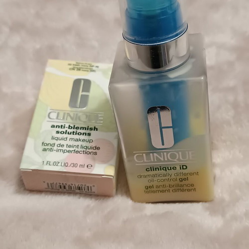 Clinique Foundation new with gifts shade Ivory
