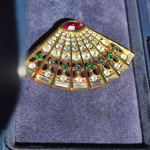 Vintage pin The Attwood Collection used, 24K gold plated