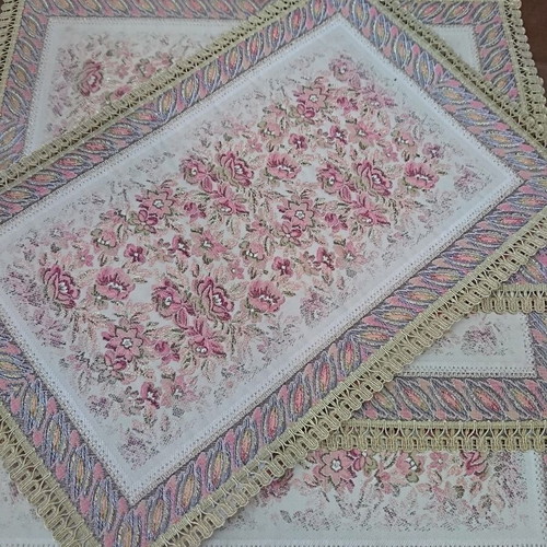 Table runner set like new, 4 pieces, floral pink and gold design